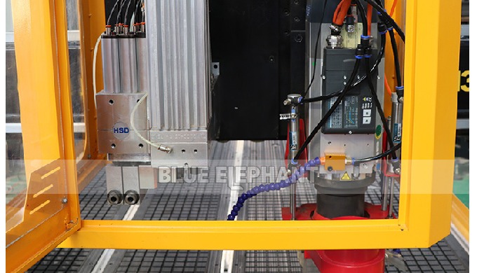 Maquinaria do Woodworking do cortador do CNC de 1325 ATC com furos de perfura&ccedil;&atilde;o