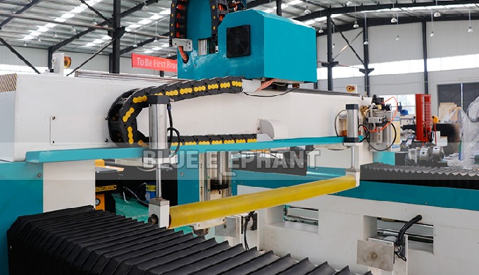 A espuma 3D ELECNC-1325 brinca a m&aacute;quina de gravura com rolo da imprensa