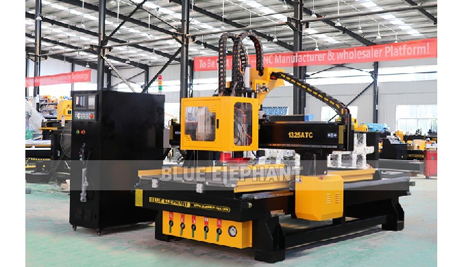 Maquinaria do Woodworking do cortador do CNC de 1325 ATC com furos de perfura&ccedil;&atilde;o