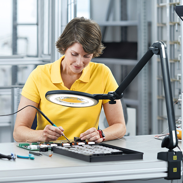 Beleuchtung für ESD-gerechte Arbeitsplätze Beleuchtung für ESD-gerechte Arbeitsplätze