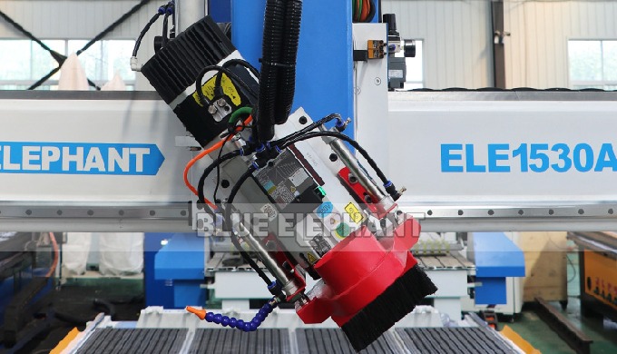 M&aacute;quina do Woodworking do ATC da linha central ELECNC-1530 4 para gravar a escultura de madeira