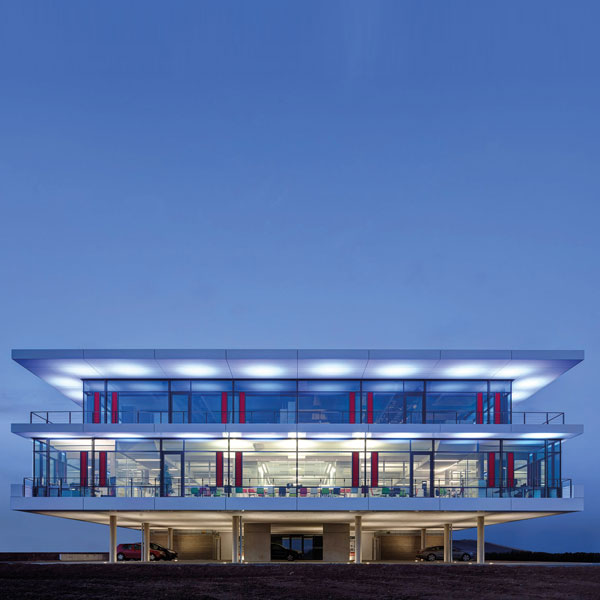 Waldmann LED-Stehleuchten in energieautarkem Planungsbüro Waldmann LED-Stehleuchten in energieautarkem Planungsbüro