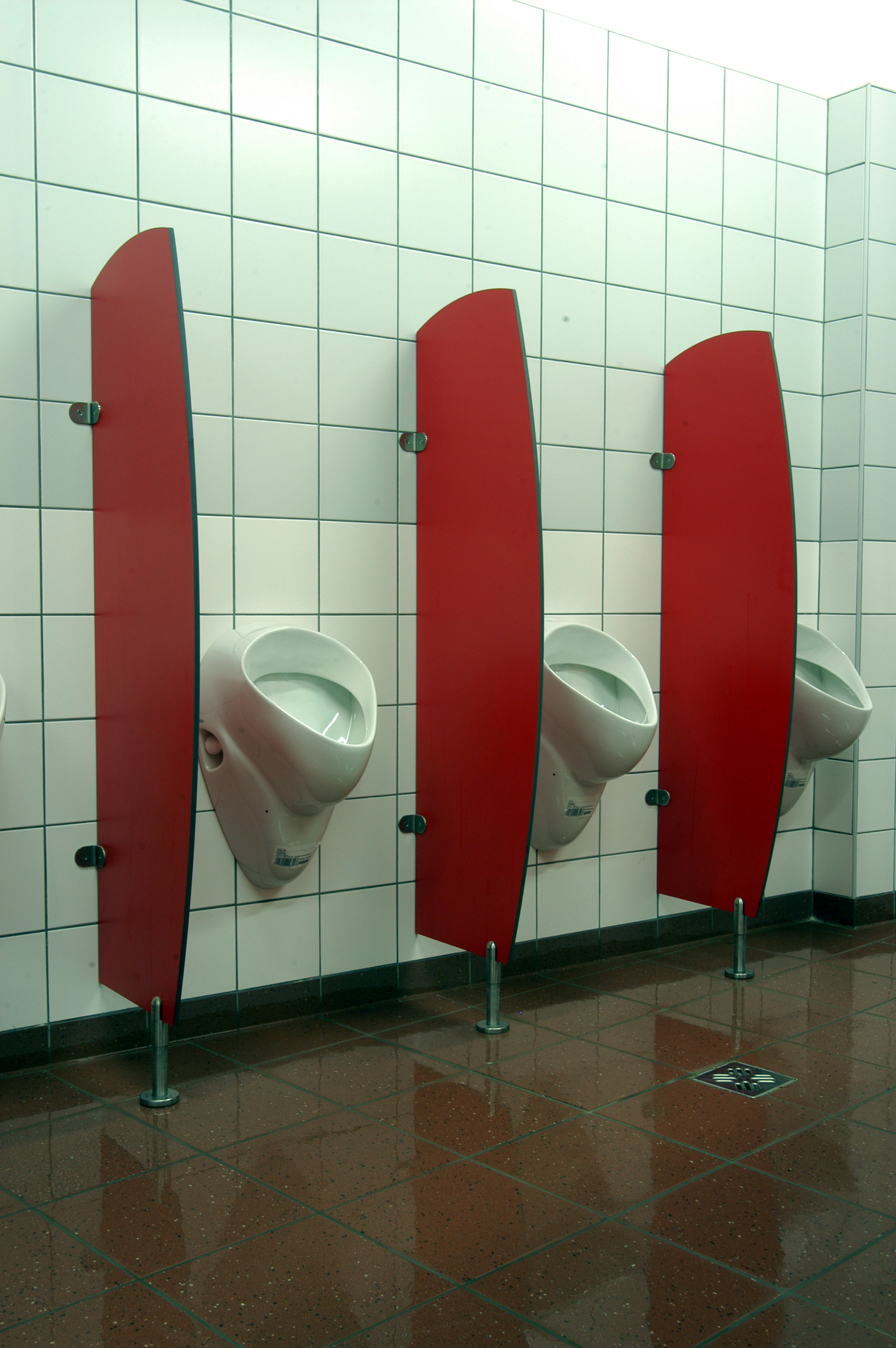 Glass urinal screen partitions (by Frajt s.r.o.)