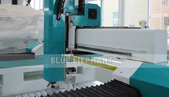 A espuma 3D ELECNC-1325 brinca a m&aacute;quina de gravura com rolo da imprensa